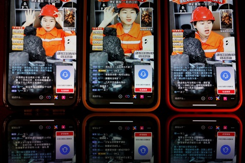 Thừa than, các mỏ khai thác ở Trung Quốc bán hàng qua livestream - Ảnh 1. Thừa than, các mỏ khai thác ở Trung Quốc bán hàng qua livestream - Ảnh 1.