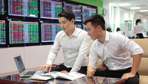 Nhân viên môi giới chứng khoán: Công việc, kỹ năng cần thiết - Ảnh 2. Môi giới chứng khoán là chuyên gia tư vấn cho các nhà đầu tư trong việc mua bán chứng khoán - Ảnh: Internet
