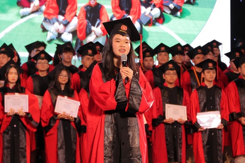 Học sinh VAS đoạt 65 học bổng du học và hơn 1.200 giải thưởng - Ảnh 3. Hoàng Thảo Nhi, sở hữu thành tích bốn học bổng du học Mỹ, IELTS 8.5, SAT 1520/1600, phát biểu tại lễ bế giảng VAS.