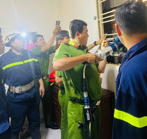 Cứu cô gái lọt trong khe hẹp 35cm giữa 2 vách tường - Ảnh 2. Cứu cô gái lọt trong khe hẹp 35cm giữa 2 vách tường - Ảnh 2.