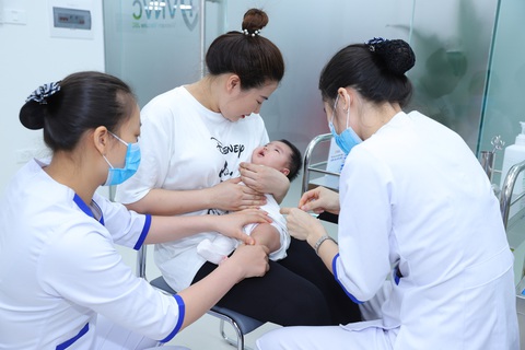 Trẻ tiêm vắc xin tại hệ thống tiêm chủng VNVC - Ảnh: MỘC THẢO Trẻ tiêm vắc xin tại hệ thống tiêm chủng VNVC - Ảnh: MỘC THẢO