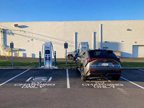 Elon Musk mở đường cho Toyota sạc chung với xe Tesla - Ảnh 1. Elon Musk mở đường cho Toyota sạc chung với xe Tesla - Ảnh 1.