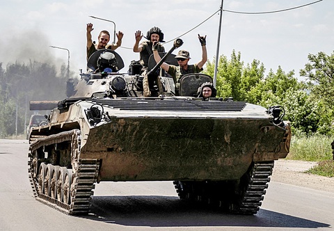 Binh sĩ Ukraine di chuyển trên một con đường gần chiến tuyến ở thành phố Bakhmut, vùng Donetsk ngày 9-6 - Ảnh: Reuters Binh sĩ Ukraine di chuyển trên một con đường gần chiến tuyến ở thành phố Bakhmut, vùng Donetsk ngày 9-6 - Ảnh: Reuters