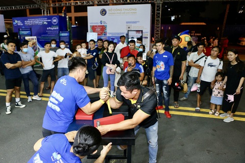 Sôi động vật tay ở lễ hội Không tiền mặt - Ảnh 7. Sôi động vật tay ở lễ hội Không tiền mặt - Ảnh 7.