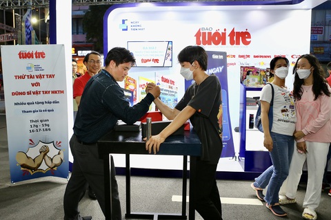 Sôi động vật tay ở lễ hội Không tiền mặt - Ảnh 1. Sôi động vật tay ở lễ hội Không tiền mặt - Ảnh 1.