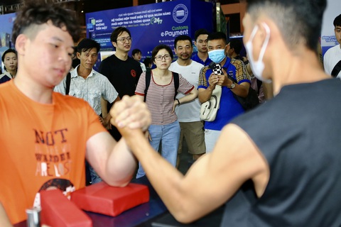 Sôi động vật tay ở lễ hội Không tiền mặt - Ảnh 5. Sôi động vật tay ở lễ hội Không tiền mặt - Ảnh 5.