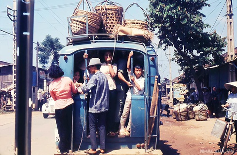 Những người lớn lên ở thập niên 70-80, thậm chí sang 90 của thế kỷ 20 không lạ gì cảnh phải đu đuôi xe, ngồi vắt vẻo trên mui vì thiếu xe - Ảnh tư liệu Những người lớn lên ở thập niên 70-80, thậm chí sang 90 của thế kỷ 20 không lạ gì cảnh phải đu đuôi xe, ngồi vắt vẻo trên mui vì thiếu xe - Ảnh tư liệu
