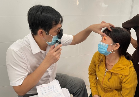 Mổ mắt miễn phí cho 300 người dân nghèo Bình Định - Ảnh 2. Mổ mắt miễn phí cho 300 người dân nghèo Bình Định - Ảnh 2.