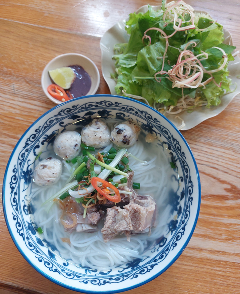 Tô bún mọc và nỗi nhớ quê xa của bà giò chả - Ảnh 1. Tô bún mọc và nỗi nhớ quê xa của bà giò chả - Ảnh 1.