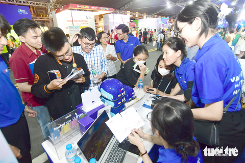 Nhiều bạn trẻ quét mã nhận các phần thưởng hấp dẫn tại lễ hội Không tiền mặt - Ảnh: QUANG ĐỊNH Nhiều bạn trẻ quét mã nhận các phần thưởng hấp dẫn tại lễ hội Không tiền mặt - Ảnh: QUANG ĐỊNH
