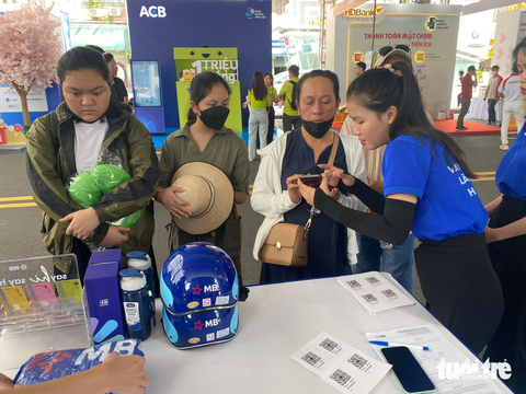 Cả nhà đi mở thẻ thanh toán không tiền mặt - Ảnh 1. Cả nhà đi mở thẻ thanh toán không tiền mặt - Ảnh 1.