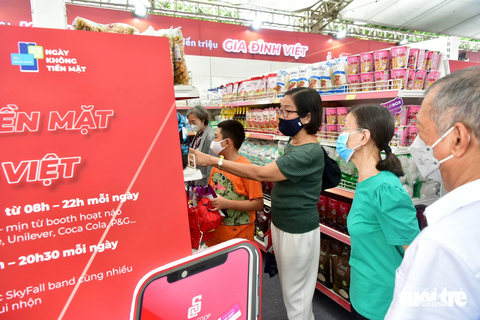 Cả nhà đi mở thẻ thanh toán không tiền mặt - Ảnh 2. Cả nhà đi mở thẻ thanh toán không tiền mặt - Ảnh 2.