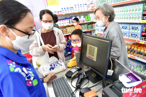 Cả nhà đi mở thẻ thanh toán không tiền mặt - Ảnh 4. Cả nhà đi mở thẻ thanh toán không tiền mặt - Ảnh 4.