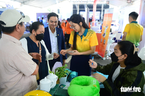 Cả nhà đi mở thẻ thanh toán không tiền mặt - Ảnh 5. Cả nhà đi mở thẻ thanh toán không tiền mặt - Ảnh 5.