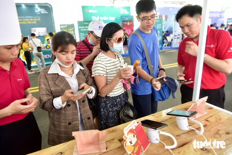 Cả nhà đi mở thẻ thanh toán không tiền mặt - Ảnh 6. Cả nhà đi mở thẻ thanh toán không tiền mặt - Ảnh 6.