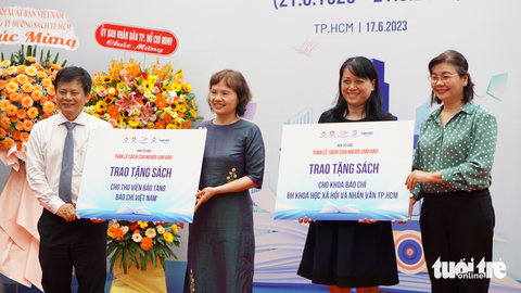 Hội sách đầu tiên của người làm báo - Ảnh 5. Hội sách đầu tiên của người làm báo - Ảnh 5.