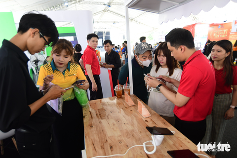 Đi lễ hội Không tiền mặt, mở thẻ online còn được tặng quà - Ảnh 2. Đi lễ hội Không tiền mặt, mở thẻ online còn được tặng quà - Ảnh 2.