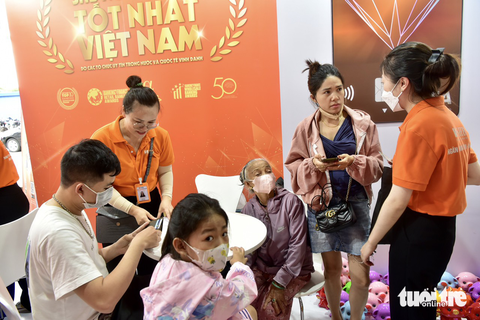 Khách đến lễ hội Không tiền mặt đông nghẹt, ngân hàng mở thêm giải thưởng trúng vàng và xe - Ảnh 2. Khách đến lễ hội Không tiền mặt đông nghẹt, ngân hàng mở thêm giải thưởng trúng vàng và xe - Ảnh 2.