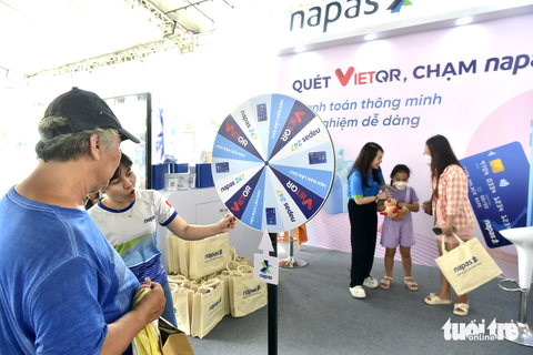 Khách đến lễ hội Không tiền mặt đông nghẹt, ngân hàng mở thêm giải thưởng trúng vàng và xe - Ảnh 4.