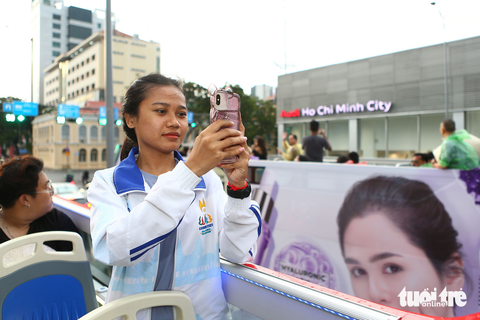 VĐV khóc trong mưa Bou Samnang dạo chơi Sài Gòn trong mưa - Ảnh 1. VĐV khóc trong mưa Bou Samnang dạo chơi Sài Gòn trong mưa - Ảnh 1.