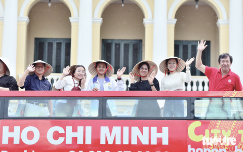 Bou Samnang trên chuyến buýt hai tầng tham quan TP.HCM - Ảnh: DUYÊN PHAN Bou Samnang trên chuyến buýt hai tầng tham quan TP.HCM - Ảnh: DUYÊN PHAN