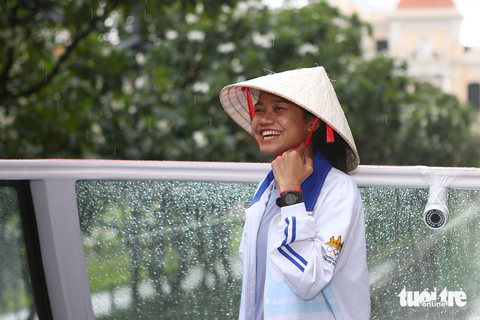 VĐV khóc trong mưa Bou Samnang dạo chơi Sài Gòn trong mưa - Ảnh 5. VĐV khóc trong mưa Bou Samnang dạo chơi Sài Gòn trong mưa - Ảnh 5.