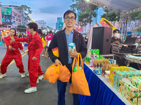 Lễ hội Không tiền mặt: Xếp hàng ẵm quà, săn siêu thị giảm giá 40% - Ảnh 2. Lễ hội Không tiền mặt: Xếp hàng ẵm quà, săn siêu thị giảm giá 40% - Ảnh 2.