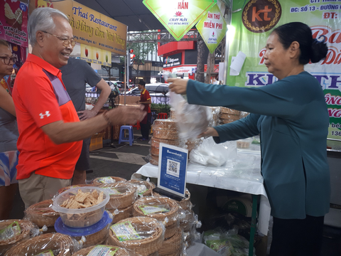 Lễ hội Không tiền mặt: Xếp hàng ẵm quà, săn siêu thị giảm giá 40% - Ảnh 5. Lễ hội Không tiền mặt: Xếp hàng ẵm quà, săn siêu thị giảm giá 40% - Ảnh 5.