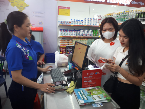 Lễ hội Không tiền mặt: Xếp hàng ẵm quà, săn siêu thị giảm giá 40% - Ảnh 6. Lễ hội Không tiền mặt: Xếp hàng ẵm quà, săn siêu thị giảm giá 40% - Ảnh 6.