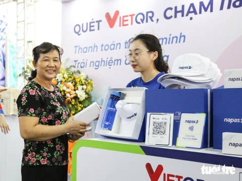 Cụ già cũng quét mã QR tại lễ hội Không tiền mặt - Ảnh 4. Cụ già cũng quét mã QR tại lễ hội Không tiền mặt - Ảnh 4.