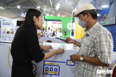 Cụ già cũng quét mã QR tại lễ hội Không tiền mặt - Ảnh 2. Cụ già cũng quét mã QR tại lễ hội Không tiền mặt - Ảnh 2.