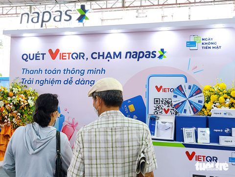 Cụ già cũng quét mã QR tại lễ hội Không tiền mặt - Ảnh 3. Cụ già cũng quét mã QR tại lễ hội Không tiền mặt - Ảnh 3.
