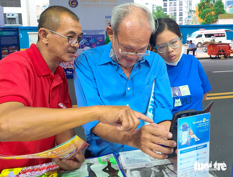 Cụ già cũng quét mã QR tại lễ hội Không tiền mặt - Ảnh 1. Cụ già cũng quét mã QR tại lễ hội Không tiền mặt - Ảnh 1.