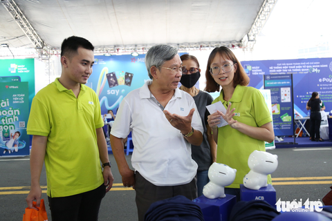 Cụ già cũng quét mã QR tại lễ hội Không tiền mặt - Ảnh 7. Cụ già cũng quét mã QR tại lễ hội Không tiền mặt - Ảnh 7.