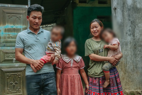 Vợ chồng anh Sồng A Chữ (27 tuổi) và chị Giàng Thị Ly (25 tuổi) ở bản Pa Chè, huyện Vân Hồ, tỉnh Sơn La mong muốn các con kiên trì học tập thay vì tảo hôn giống mình - Ảnh: PHƯƠNG LÊ Vợ chồng anh Sồng A Chữ (27 tuổi) và chị Giàng Thị Ly (25 tuổi) ở bản Pa Chè, huyện Vân Hồ, tỉnh Sơn La mong muốn các con kiên trì học tập thay vì tảo hôn giống mình - Ảnh: PHƯƠNG LÊ