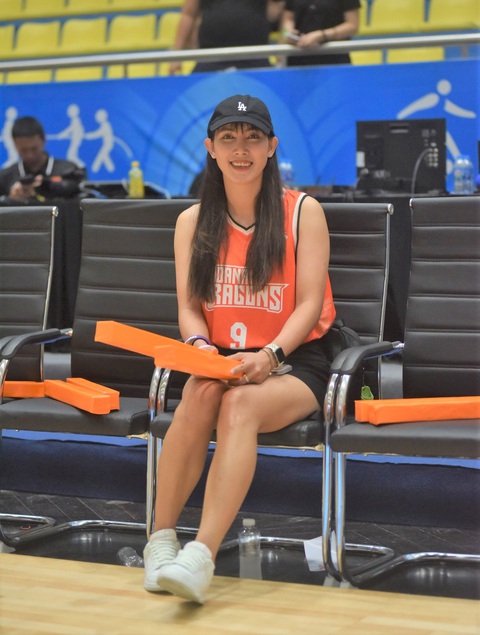 Nhà vô địch SEA Games cổ vũ chồng tại VBA 2023 - Ảnh 1. Nhà vô địch SEA Games cổ vũ chồng tại VBA 2023 - Ảnh 1.