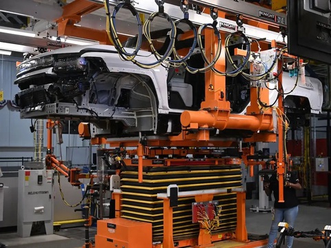 Các hãng ô tô học cách ký hợp đồng từ nguồn, như Tesla - Ảnh 2. Các hãng ô tô học cách ký hợp đồng từ nguồn, như Tesla - Ảnh 2.