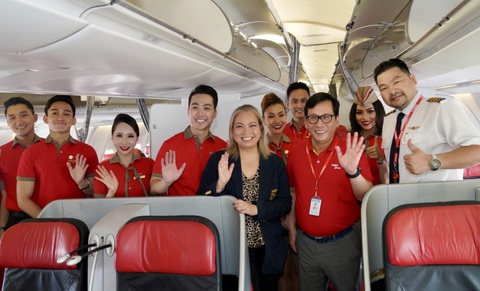 Khai trương đường bay thẳng kết nối TP.HCM với Brisbane (Úc) - Ảnh 2. Tổng giám đốc Vietjet Đinh Việt Phương cùng phi hành đoàn Vietjet thực hiện chuyến bay đầu tiên kết nối TP.HCM với Brisbane