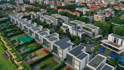 Điện mặt trời áp mái tại TP.HCM - Ảnh: QUANG ĐỊNH Mức giá cho điện mặt trời mái nhà sẽ thay đổi, cao hơn 671 đồng/kWh?- Ảnh 1.