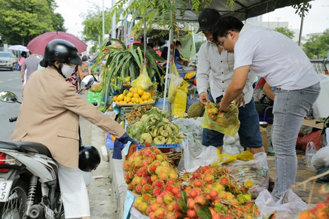 Khai mạc Tuần lễ trái cây Trên bến dưới thuyền, người dân tranh thủ mua vì vừa nhiều vừa rẻ - Ảnh 1. Khai mạc Tuần lễ trái cây Trên bến dưới thuyền, người dân tranh thủ mua vì vừa nhiều vừa rẻ - Ảnh 1.