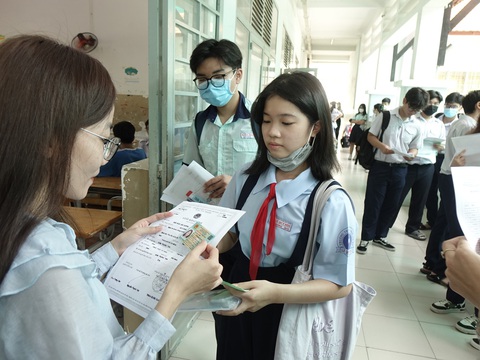 Thi vào lớp 10 ở TP.HCM: Nhiều điểm 10 môn toán, tiếng Anh - Ảnh 1. Thi vào lớp 10 ở TP.HCM: Nhiều điểm 10 môn toán, tiếng Anh - Ảnh 1.