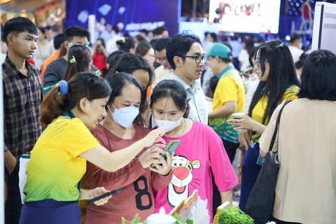 Khách đến lễ hội Không tiền mặt đông nghẹt, ngân hàng mở thêm giải thưởng trúng vàng và xe - Ảnh 2. Tối 17-6, nhiều gia đình đến Lễ hội Không tiền mặt để được hướng dẫn mở thẻ cho mẹ lẫn con - Ảnh: PHƯƠNG QUYÊN