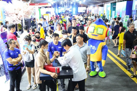 Khách đến lễ hội Không tiền mặt đông nghẹt, ngân hàng mở thêm giải thưởng trúng vàng và xe - Ảnh 5. Hoạt động vui chơi tại Lễ hội thu hút đông đảo sự quan tâm của người dân - Ảnh: PHƯƠNG QUYÊN