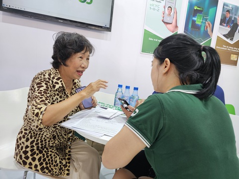 Cụ già cũng quét mã QR tại lễ hội Không tiền mặt - Ảnh 9. Cụ già cũng quét mã QR tại lễ hội Không tiền mặt - Ảnh 9.