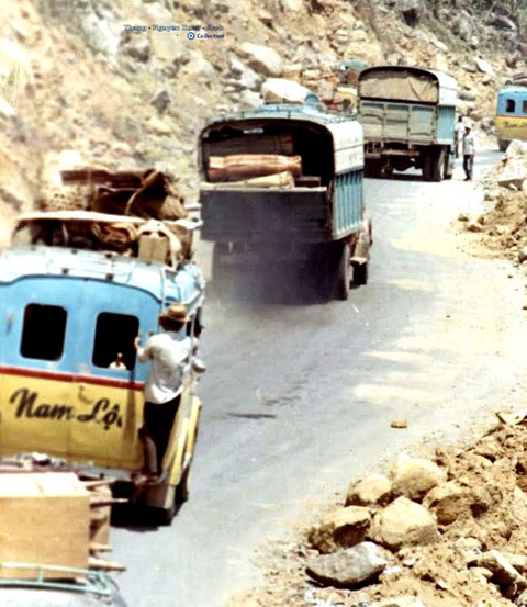 Đèo Hải Vân năm 1968, chiếc xe đò Renault của Hãng Nam Lộc chạy tuyến Huế - Đà Nẵng - Ảnh tư liệu Đèo Hải Vân năm 1968, chiếc xe đò Renault của Hãng Nam Lộc chạy tuyến Huế - Đà Nẵng - Ảnh tư liệu