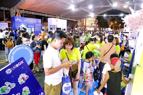 Đông đảo người dân đến trải nghiệm tại Lễ hội Không tiền mặt 2023 vào tối 18-6 - Ảnh: PHƯƠNG QUYÊN Đông đảo người dân đến trải nghiệm tại Lễ hội Không tiền mặt 2023 vào tối 18-6 - Ảnh: PHƯƠNG QUYÊN
