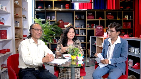 Một buổi livestream chia sẻ kinh nghiệm thi tốt nghiệp vừa được Trường ĐH quốc tế Hồng Bàng tổ chức, trong đó khách mời là thầy Nguyễn Quốc Dũng - phó hiệu trưởng Trường THPT Nguyễn Công Trứ (trái) và cô Phạm Ngô Bảo Thy - giáo viên bộ môn văn Trường THPT Ngô Thời Nhiệm - Ảnh: TRÚC NGUYỄN Một buổi livestream chia sẻ kinh nghiệm thi tốt nghiệp vừa được Trường ĐH quốc tế Hồng Bàng tổ chức, trong đó khách mời là thầy Nguyễn Quốc Dũng - phó hiệu trưởng Trường THPT Nguyễn Công Trứ (trái) và cô Phạm Ngô Bảo Thy - giáo viên bộ môn văn Trường THPT Ngô Thời Nhiệm - Ảnh: TRÚC NGUYỄN