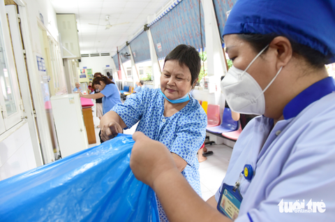 Bệnh nhân tranh thủ nhận thảm sớm để chọn vị trí gần cô giáo Bệnh nhân tranh thủ nhận thảm sớm để chọn vị trí gần cô giáo