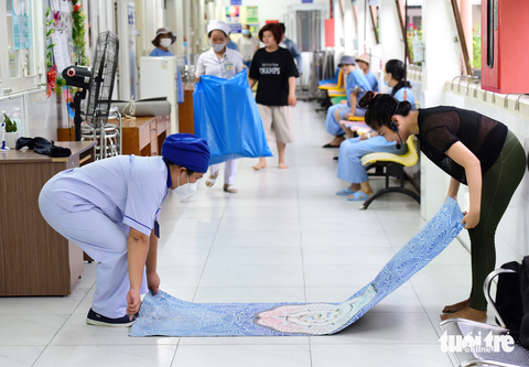 Trải thảm tập chuẩn bị cho các học viên tham gia buổi học Trải thảm tập chuẩn bị cho các học viên tham gia buổi học