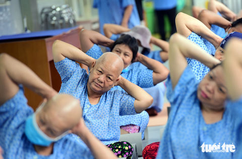Sau sáu tháng thành lập, lớp học yoga đã và đang được các bệnh nhân đón nhận một cách tích cực Sau sáu tháng thành lập, lớp học yoga đã và đang được các bệnh nhân đón nhận một cách tích cực